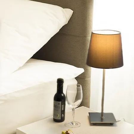 Centar Forever 3* بلغراد